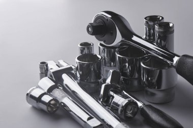 Endüstriyel çilingir metall araçları beyaz arka plan üzerinde