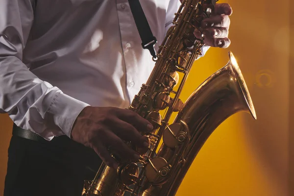 Retrato Músico Profesional Saxofonista Hombre Camisa Blanca Toca Música Jazz —  Fotos de Stock