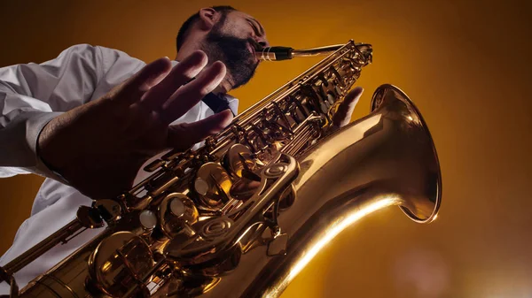 Retrato Músico Profesional Saxofonista Hombre Camisa Blanca Toca Música Jazz —  Fotos de Stock