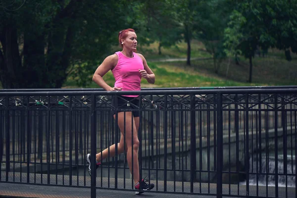 Beautiful Adult Red Haired Woman Athlete Pink Top Shorts Makes — Stock Photo, Image