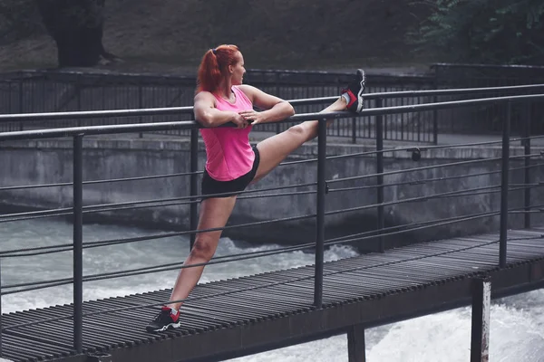 Adult Red Haired Woman Athlete Pink Top Shorts Performs Morning — Stock Photo, Image