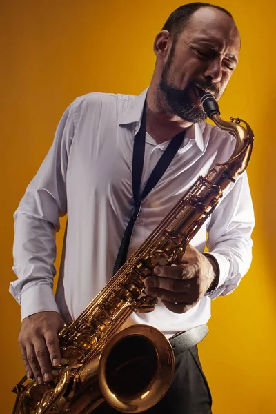 Retrato Músico Profesional Saxofonista Hombre Camisa Blanca Toca Música Jazz — Foto de Stock