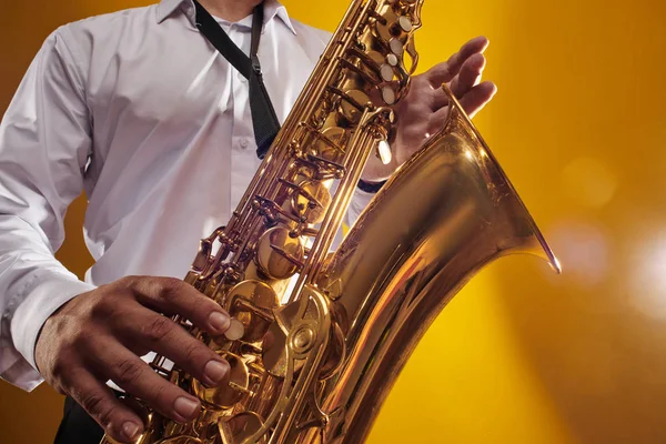 Portret Profesjonalnego Muzyk Saksofonista Białej Koszulce Odtwarza Muzykę Jazzową Saksofonie — Zdjęcie stockowe