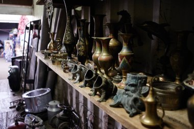 Eski vintage nadir vazolar, heykelcikler ve sanat nesneleri bit pazarında satılmaktadır, takas karşılamak