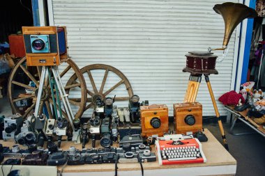 Eski vintage nadir retro fotoğraf ekipmanları, fotoğraf kameraları bit pazarında satılan, takas karşılamak