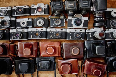 Eski vintage nadir retro fotoğraf ekipmanları, fotoğraf kameraları bit pazarında satılan, takas karşılamak
