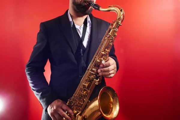 Portrét Profesionálního Hudebníka Saxofonisty Obleku Hraje Jazzovou Hudbu Saxofonu Červené — Stock fotografie
