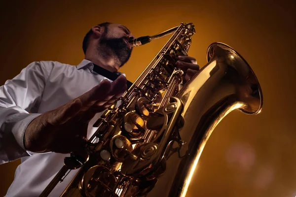 Retrato Músico Profesional Saxofonista Hombre Camisa Blanca Toca Música Jazz —  Fotos de Stock