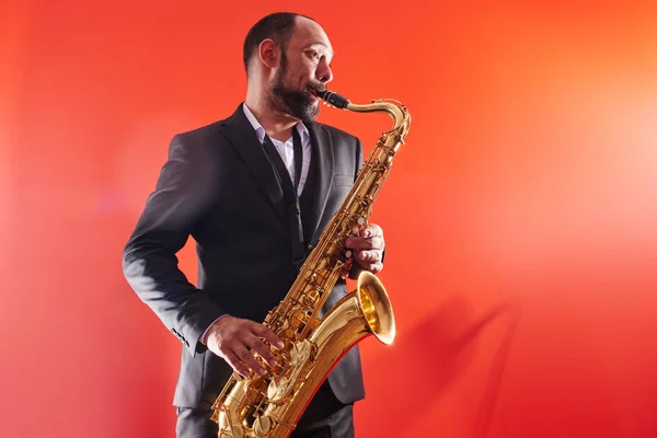 Retrato Músico Profesional Saxofonista Traje Toca Música Jazz Saxofón Fondo — Foto de Stock