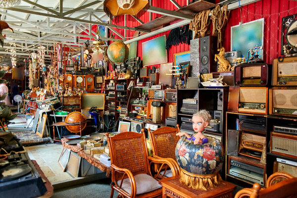 Блошиный рынок, обмен, старые редкие ретро-вещи, старинные предметы искусства
