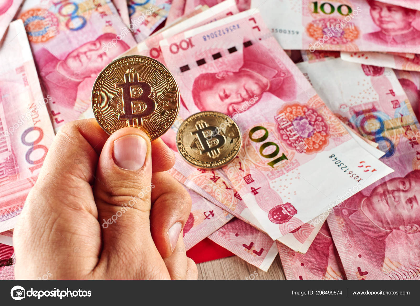 人民币货币和加密货币比特币特写数字虚拟网络货币投资概念—— 库存社论照片© amixstudio #296499674