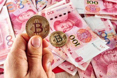 Çin Yuan para ve kripto para Bitcoin yakın çekim. Dijital sanal internet para birimi yatırım konsepti