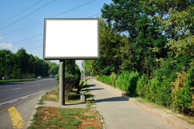 Yol, reklam ve metin için yer tarafından boş billboard
