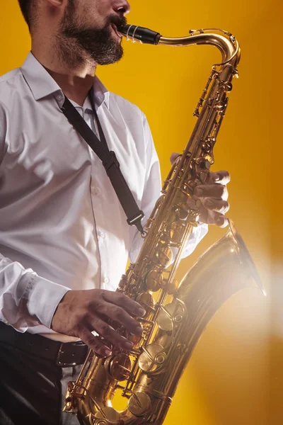 Retrato Músico Profissional Saxofonista Homem Camisa Branca Toca Música Jazz — Fotografia de Stock