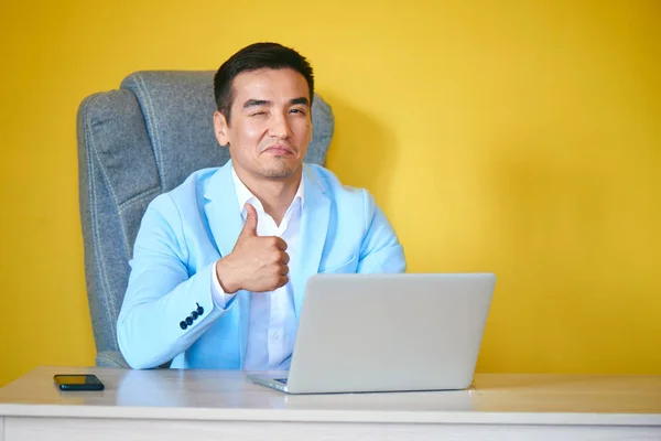 Aziatische Kazachse Zakenman Een Pak Een Bril Met Een Laptop — Stockfoto