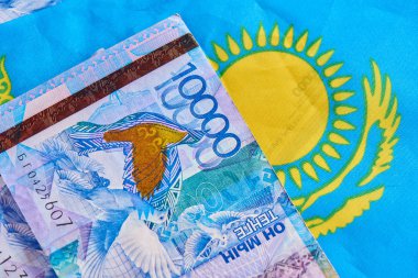 Kazak para tenge ülke bayrağının arka planda. Asya ülkelerinin ekonomisi ve finansmanı
