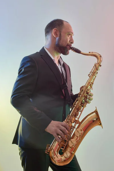 Retrato Músico Profesional Saxofonista Traje Toca Música Jazz Saxofón Fondo — Foto de Stock