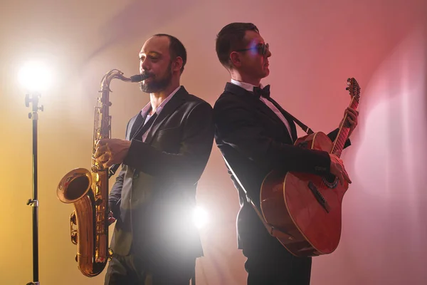 Skupina Dvou Hudebníků Mužské Jazzové Kapely Kytarista Saxofonista Klasických Kostýmech — Stock fotografie