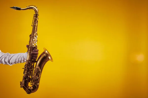 Saxofón Sobre Fondo Amarillo Estudio Fotográfico Con Espacio Copia Gratuito —  Fotos de Stock