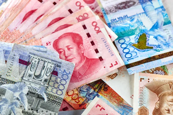 中国のお金元とカザフスタンテンゲ 為替相場の概念 ビジネス市場の上昇と下落 — ストック写真