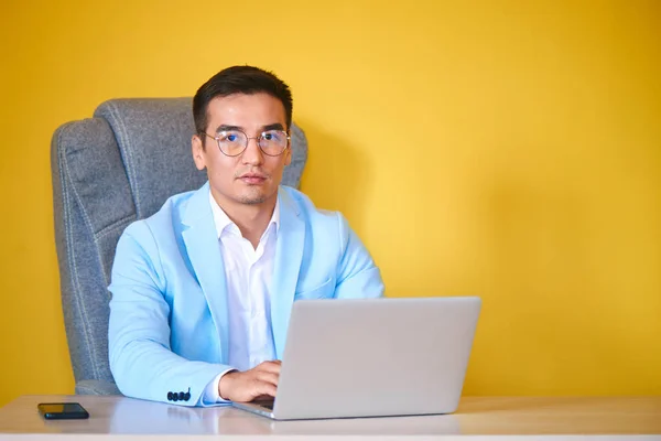 Aziatische Kazachse Zakenman Een Pak Een Bril Met Een Laptop — Stockfoto