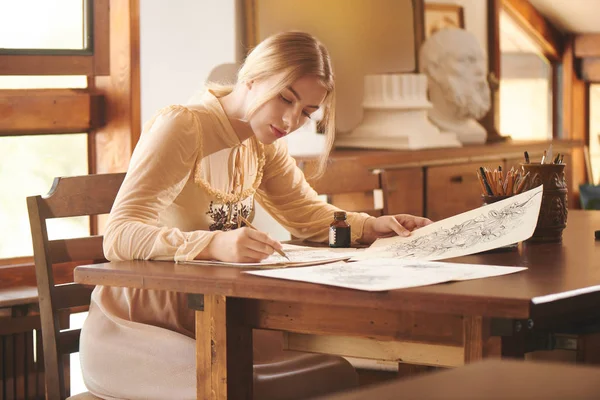 Creatieve Jonge Mooie Vrouw Kunstenaar Dichter Zit Houten Tafel Art — Stockfoto