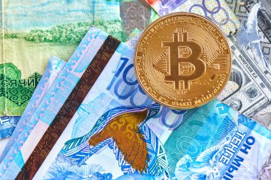 Kazak tenge para ve kripto para Bitcoin yakın çekim. Dijital sanal internet para birimi yatırım konsepti