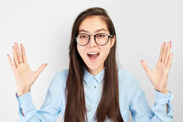 Estudante Asiática Menina Óculos Camisa Alegremente Grita Joga Mãos Felicidade — Fotografia de Stock