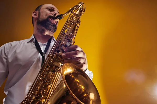 Portrait Musicien Saxophoniste Professionnel Homme Chemise Blanche Joue Musique Jazz — Photo