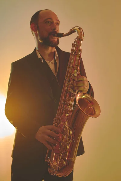 Retrato Músico Profesional Saxofonista Traje Toca Música Jazz Saxofón Fondo — Foto de Stock