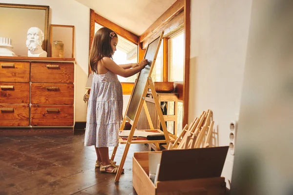 Kleine Meid Kleuters Tekent Een Ezel Kunstacademie — Stockfoto