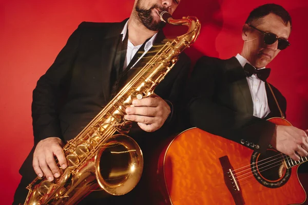 Gruppo Due Musicisti Jazz Band Maschile Chitarrista Sassofonista Costume Classico — Foto Stock