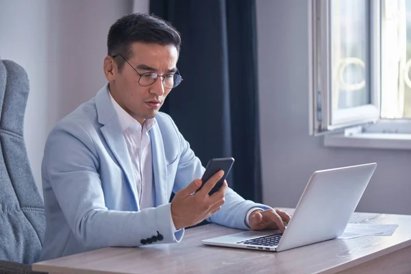 Aziatische Kazachse Zakenman Een Pak Een Bril Met Een Laptop — Stockfoto