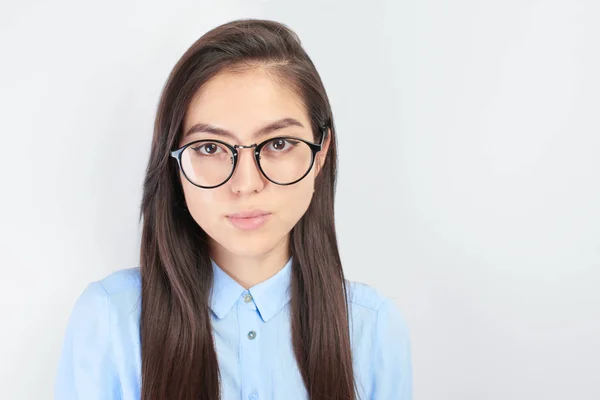 Retrato Horizontal Una Modesta Estudiante Asiática Con Gafas Camisa Pelo — Foto de Stock