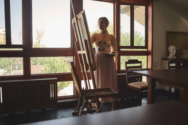 Bela Talentosa Jovem Artista Pinta Quadro Com Escova Óleo Cavalete — Fotografia de Stock