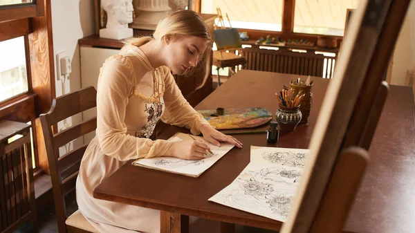 Creatieve Jonge Mooie Vrouw Kunstenaar Dichter Zit Houten Tafel Art — Stockfoto