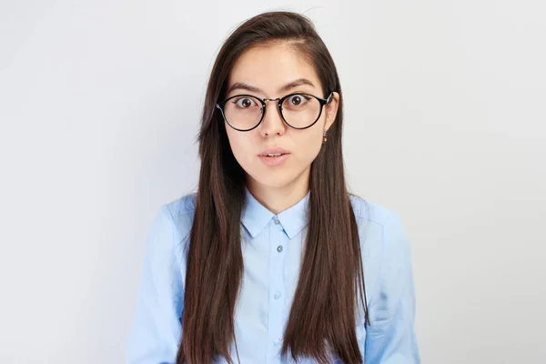 Retrato Asiática Kazaja Chica Estudiante Con Sorprendido Asustado Cara Gafas — Foto de Stock