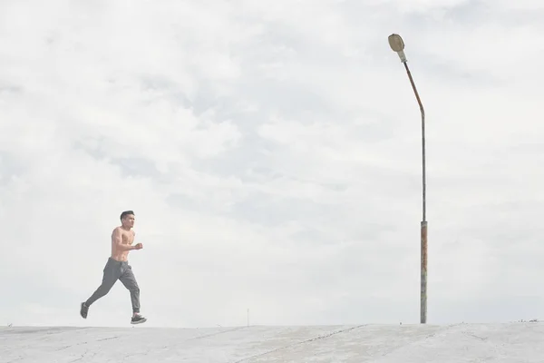 亚洲运动员男子慢跑在早上户外 哈萨克亚军极简主义照片风格 — 图库照片