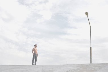 Asyalı atlet sabah ları açık havada antrenman yapıyor, Kazak güreşçinin minimalizm tarzında antrenman fotoğrafı