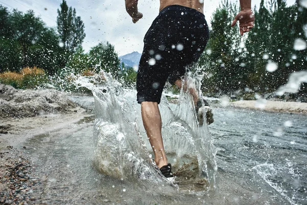강에서 달리기에 아시아 클로즈업에서 카자흐어 — 스톡 사진