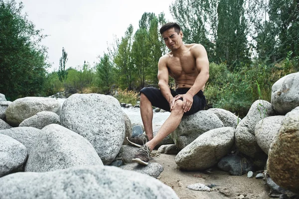 Asyalı Erkek Atlette Diz Yaralanması Kazak Koşucu Bir Taşın Üzerinde — Stok fotoğraf