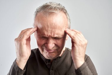 Yaşlı bir adam kafasına dokunur. Baş ağrısı. Alzheimer hastalığı