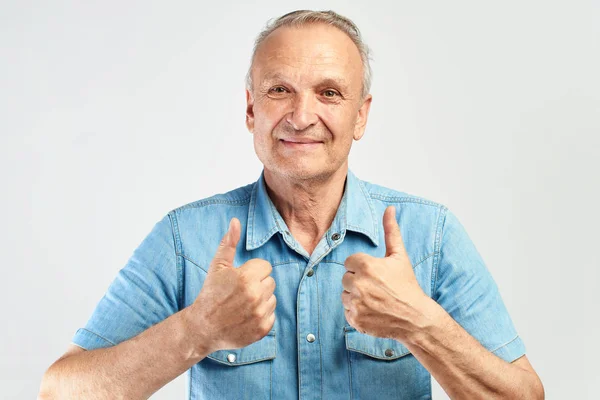 Пожилой Человек Показывает Два Больших Пальца Вверх Пенсионер Белом Фоне — стоковое фото