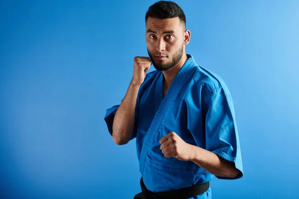 Ásia Cazaque Karatê Lutador Quimono Uniforme Combate Azul Fundo Com — Fotografia de Stock