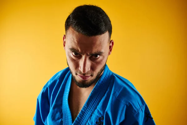 Retrato Kazakh Asiático Enojado Entrenador Karate Kimono Azul Sobre Fondo — Foto de Stock