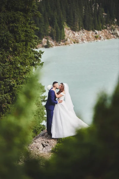 Bela Foto Casamento Lago Montanha Feliz Casal Asiático Amor Noiva — Fotografia de Stock