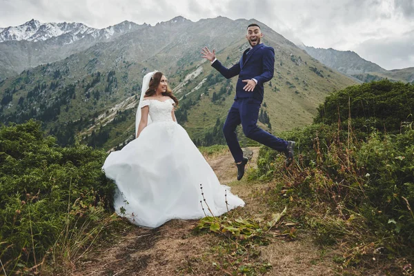 Belle Photo Mariage Sur Lac Montagne Heureux Couple Asiatique Amoureux — Photo