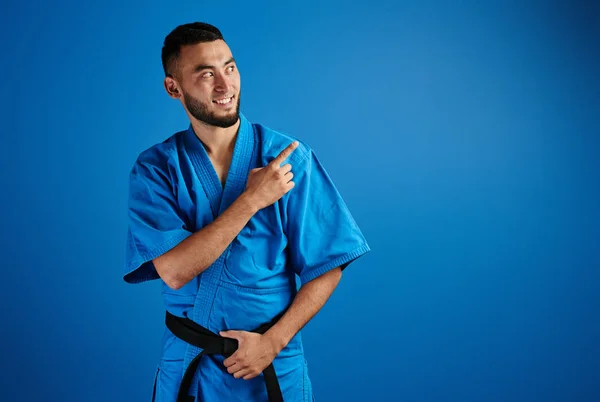 Combatiente Karate Kazajo Asiático Uniforme Kimono Sonríe Pulgares Hacia Arriba — Foto de Stock