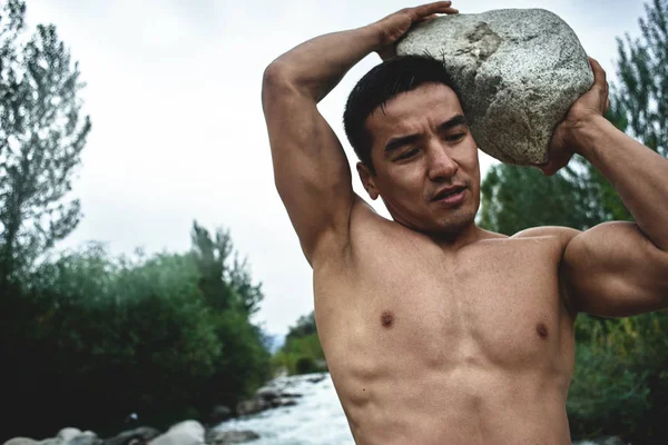 Homme Athlète Musclé Kazakh Entraîne Des Exercices Bord Rivière Dans — Photo