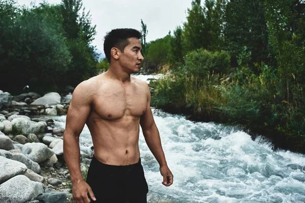 Kazak Kaslı Atlet Adam Trenler Doğada Nehir Tarafından Egzersizleri Asyalı — Stok fotoğraf